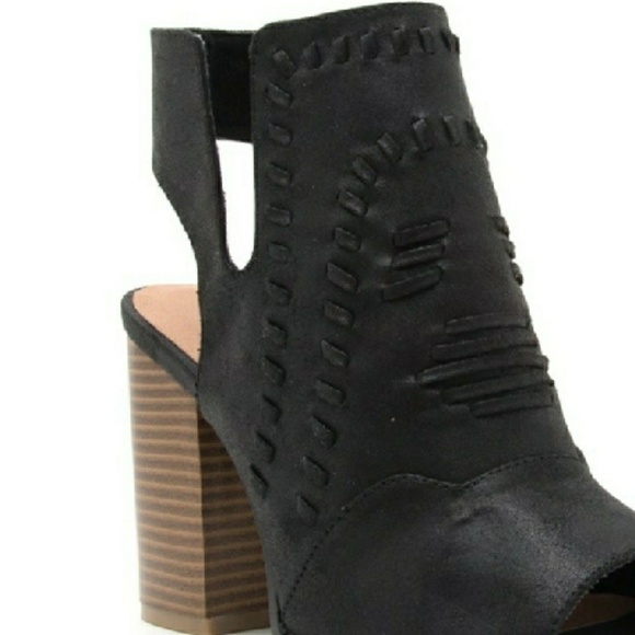 🖤 Black Bootie with Patter Detail - Picture 2 of 2